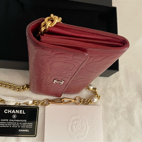 Chanel Lambskin Camellia Embossed wallet - Picture 6 of 16